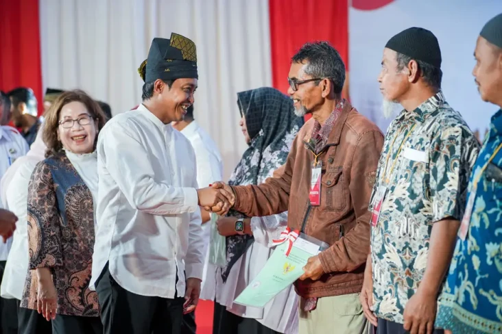 Bagikan Sertifikat Tanah,...