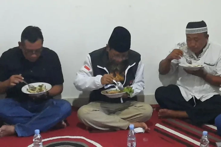 Momen Mahfud MD Duduk...