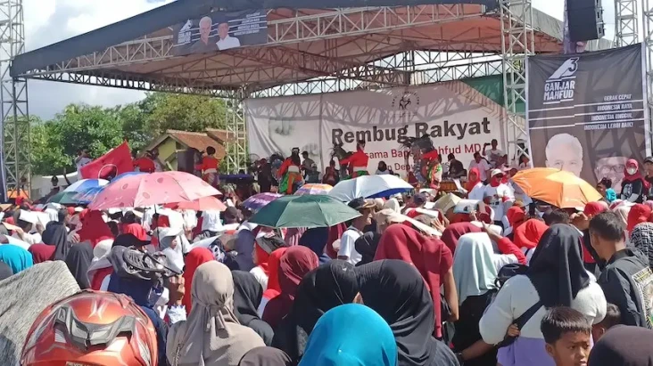 Sambut Kedatangan Mahfud...