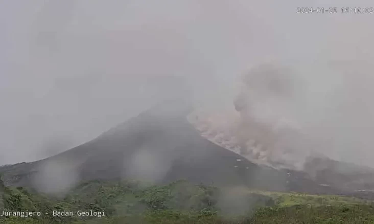 Gunung Merapi Muntahkan...
