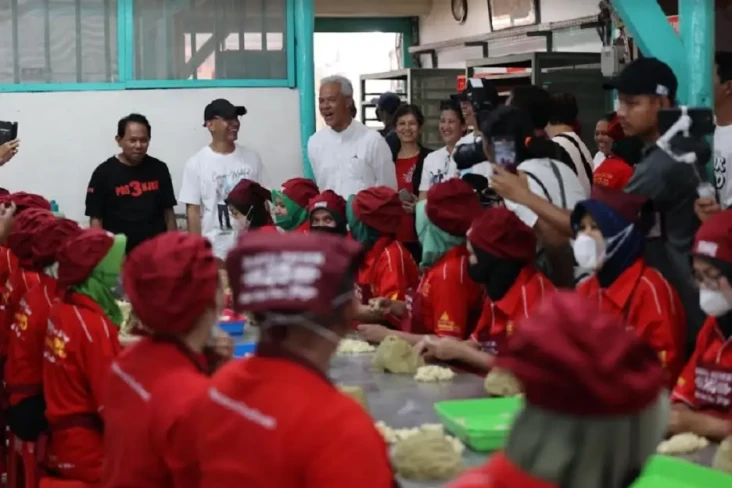 Seru! Ganjar Makan Lesehan...