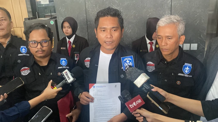 Jokowi Dilaporkan ke...