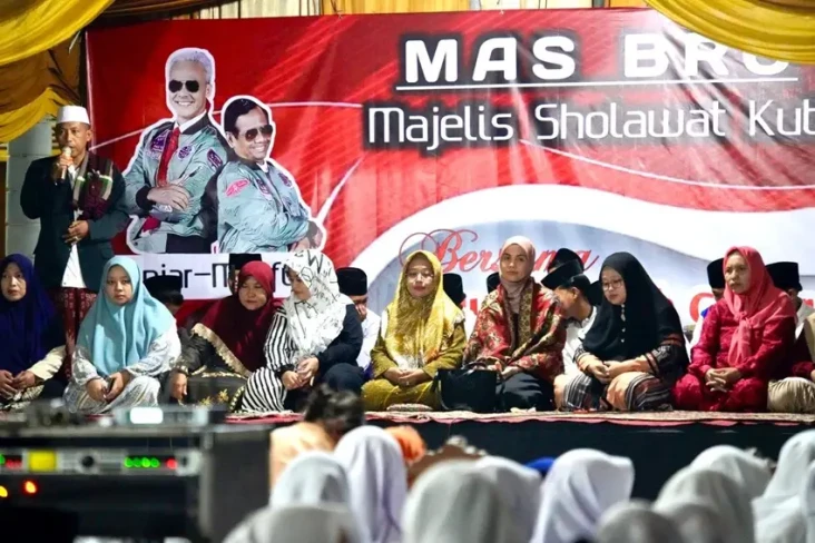 Di Hadapan Ratusan Santri...
