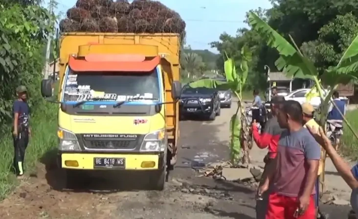 Kesal Tak Kunjung Diperbaiki,...