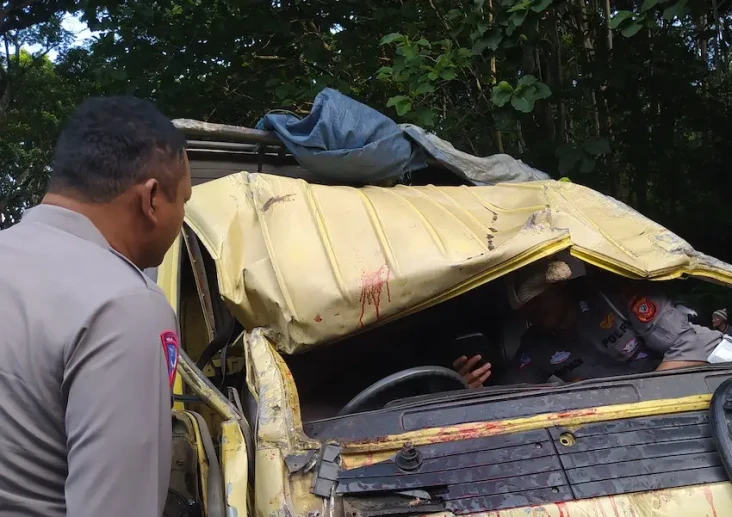 Truk Rombongan Peziarah...