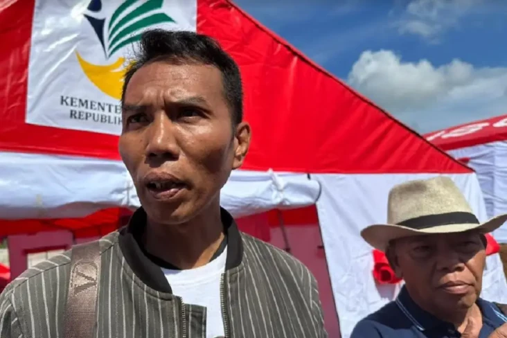 Kunjungi Pengungsi Longsor...