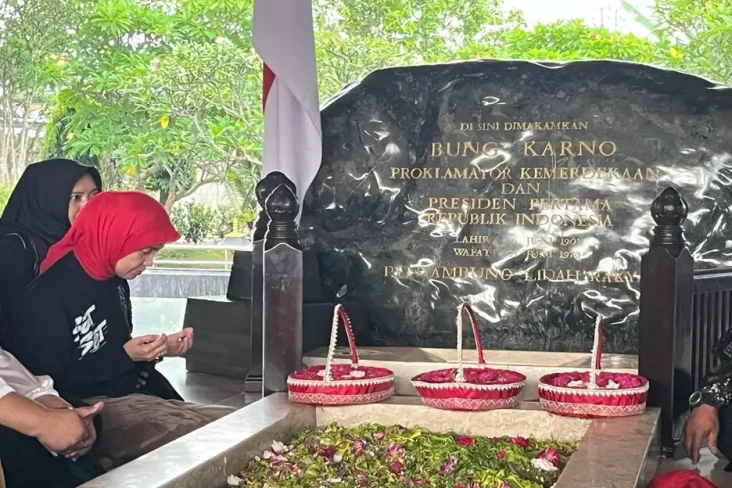Potret Siti Atikoh Khusyuk...