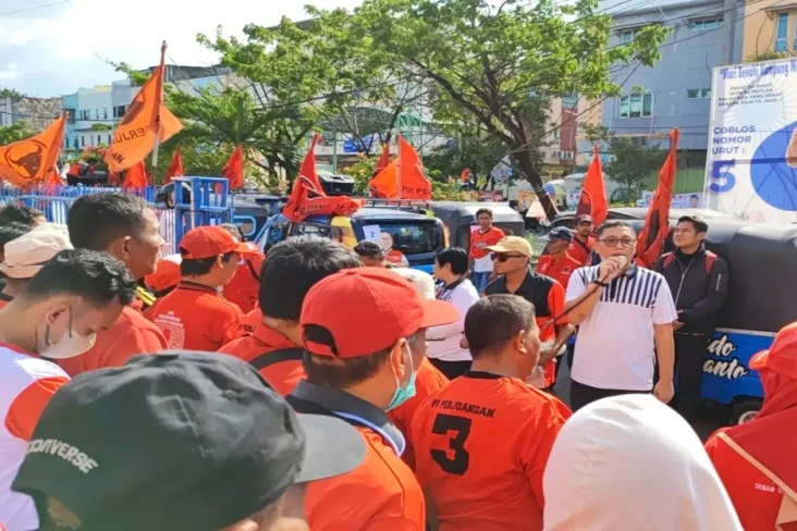 Dukung Ganjar-Mahfud,...