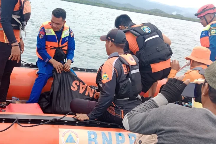 Jatuh dari Perahu, Pemancing...
