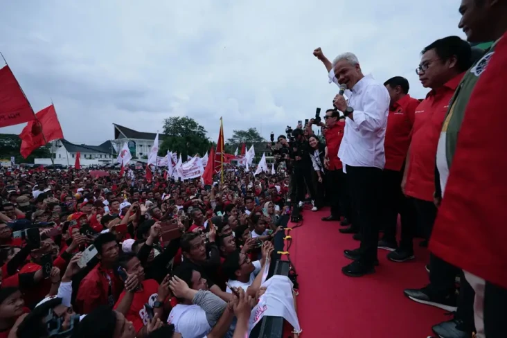Di Hadapan Masyarakat...