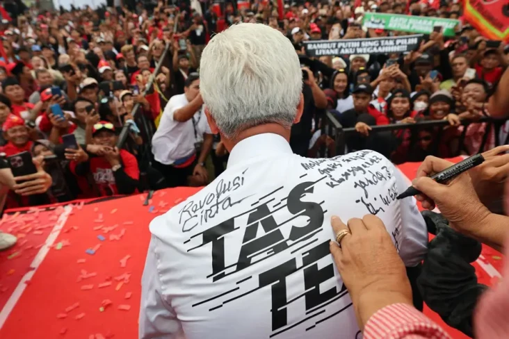 Seniman dan Massa Hajatan...