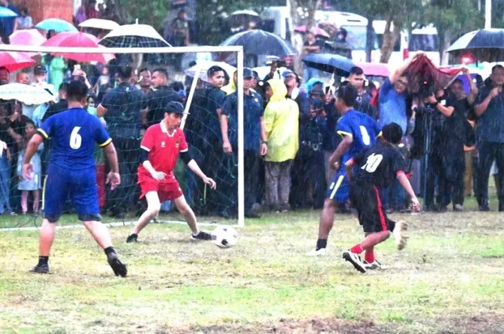 Ketika Jokowi Hujan-hujanan...