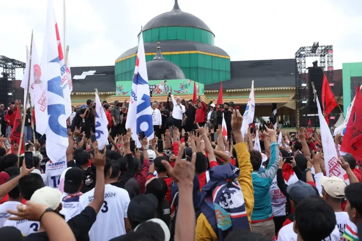 Di Hadapan Lautan Pendukung,...