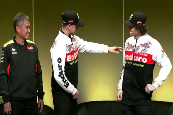 Rossi Kenakan Jaket...