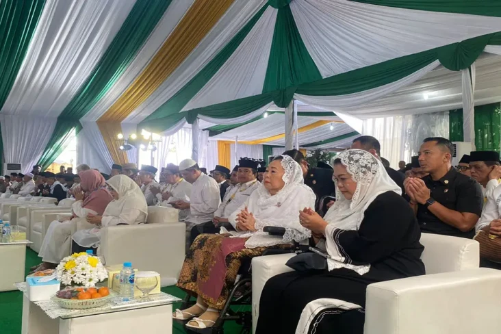 Di Konferensi Besar...