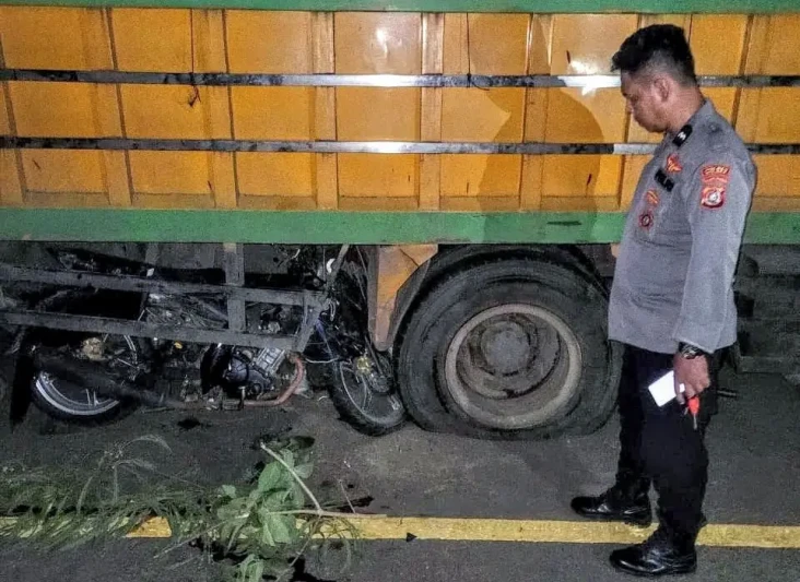 Tabrak Truk yang Parkir...