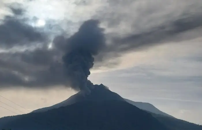 Gunung Lewotobi Laki-laki...