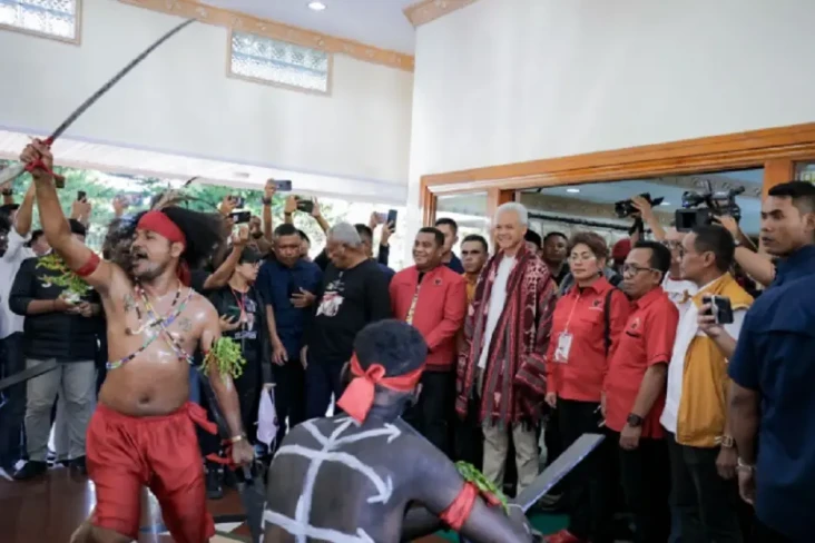Ganjar Disambut Antusias...