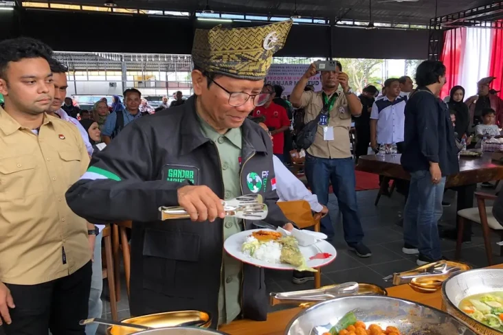 Mahfud MD Nikmati Gulai...