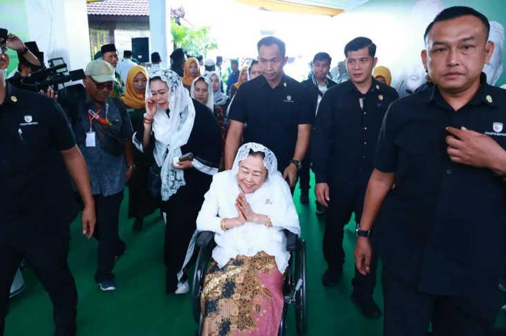 Presiden Jokowi Kuntit...
