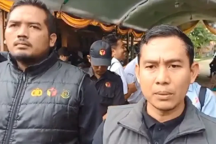 2 Pengurus Partai Politik...