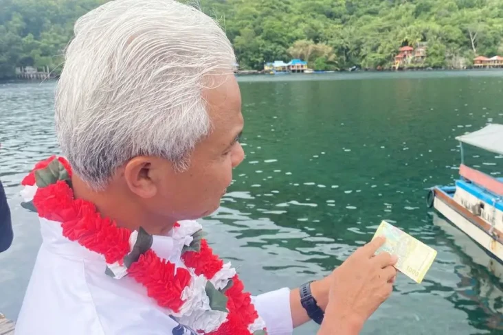 Sambil Pegang Uang Rp1.000...