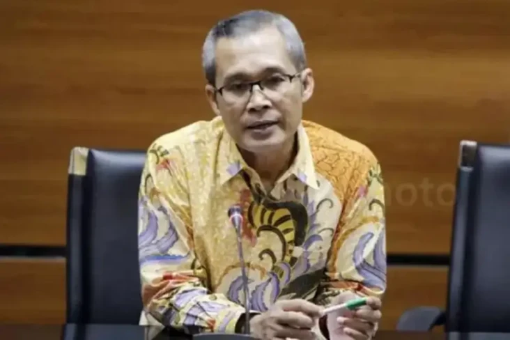 KPK Akan Kaji Putusan...