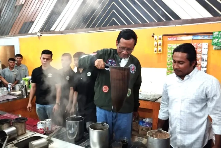 Tiba di Aceh, Mahfud...