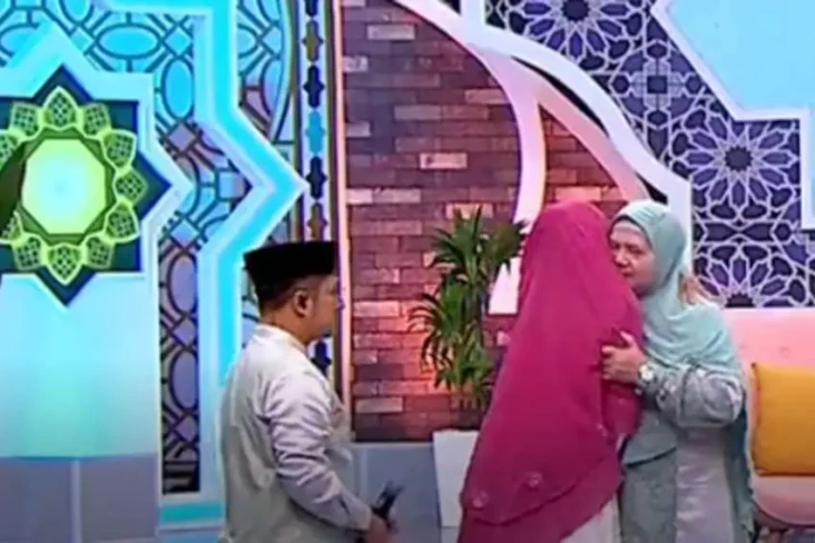 Momen Mamah Dedeh Peluk...