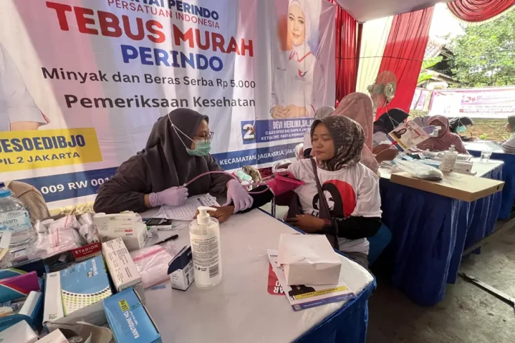 Warga Serbu Bazar Murah...