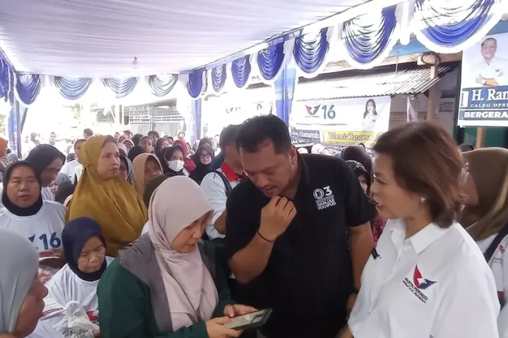 Caleg Perindo Bagikan...