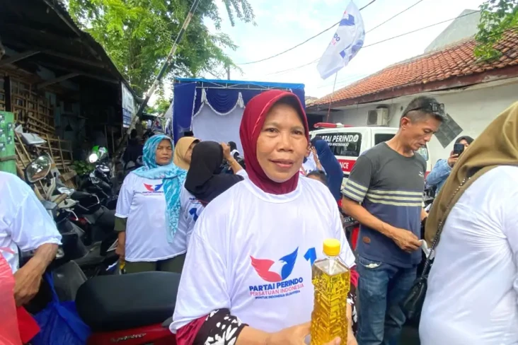 Warga Kebon Jeruk Terbantu...