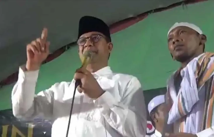 Di Bawah Guyuran Hujan,...