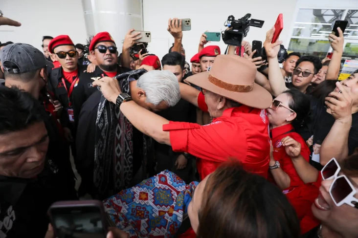 Tiba di Bandara Sam...