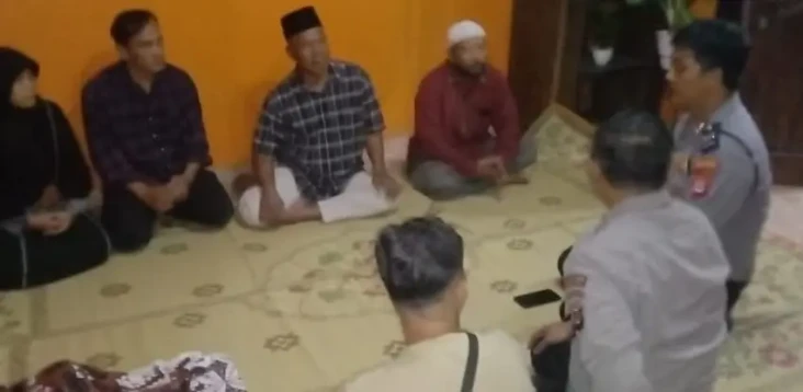 Hendak Perbaiki Lampu,...