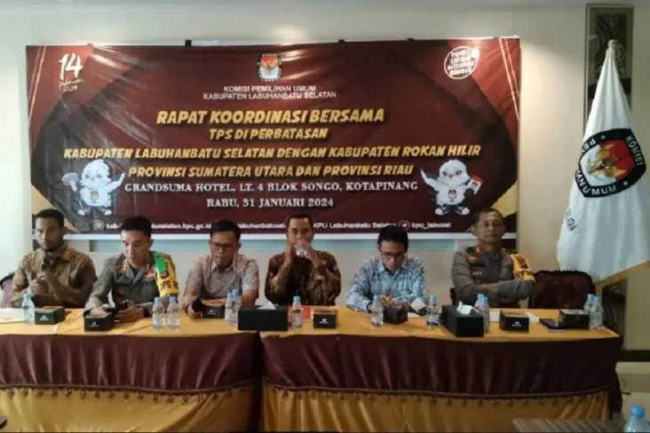 Ratusan Warga Labusel...