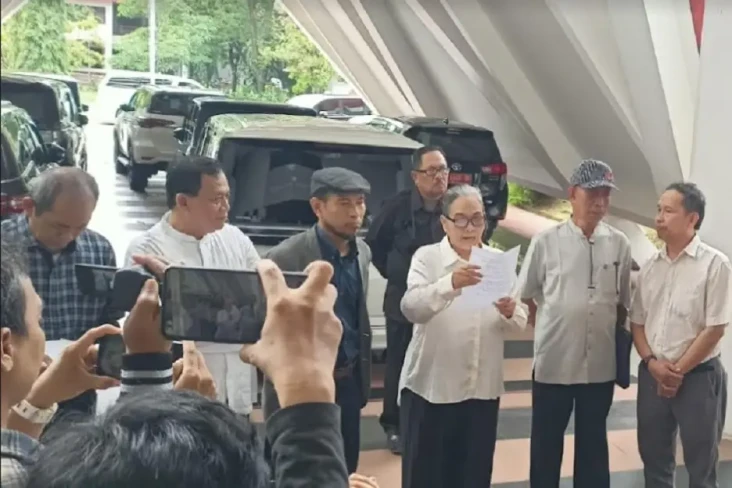 Unhas Bergerak untuk...