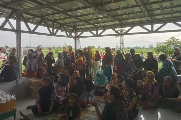Warga Kampung Cipanileman...