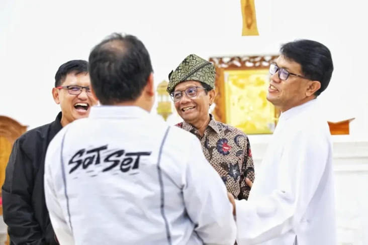 Sambangi Gereja Santo...