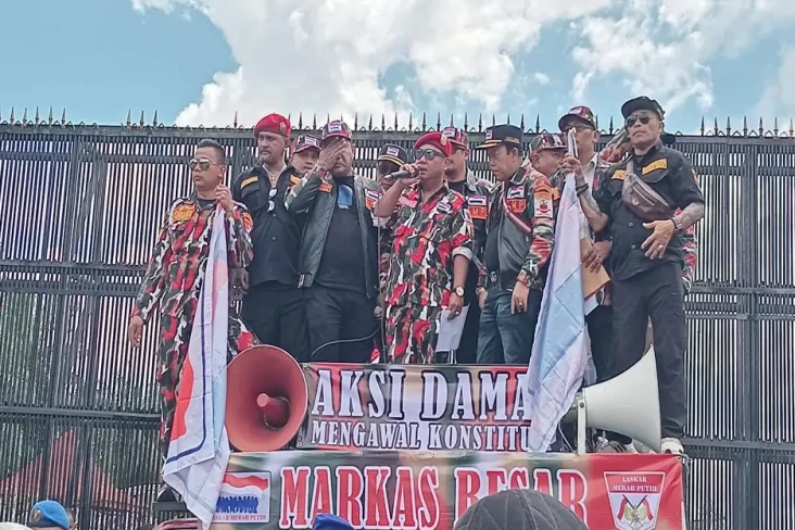 Datangi Gedung DPR,...