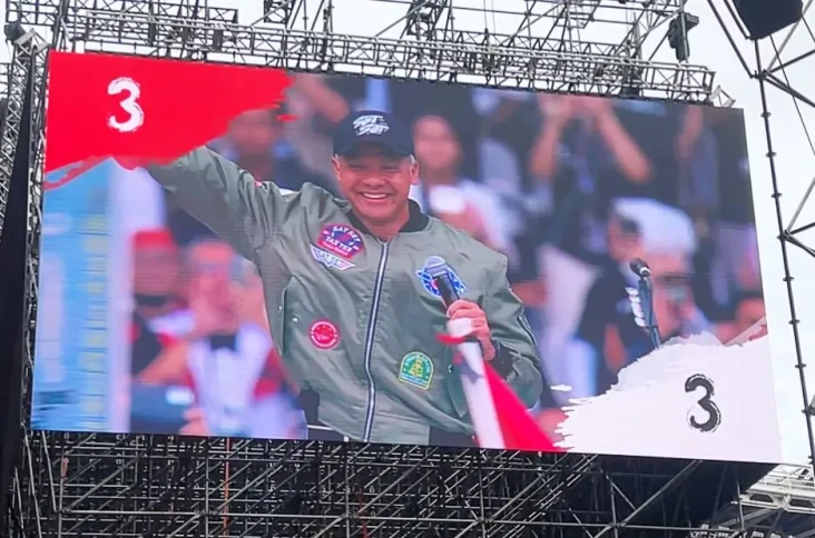 Ganjar Pakai Jaket Bomber...