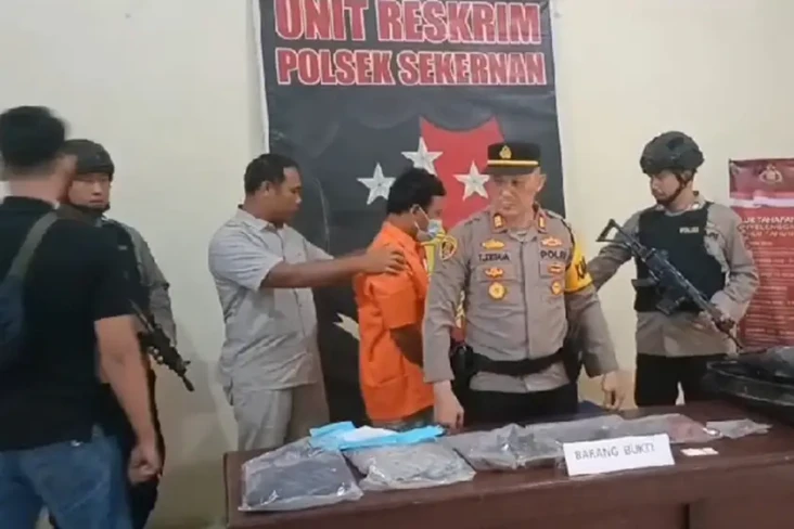 Tak Dipinjami Uang,...