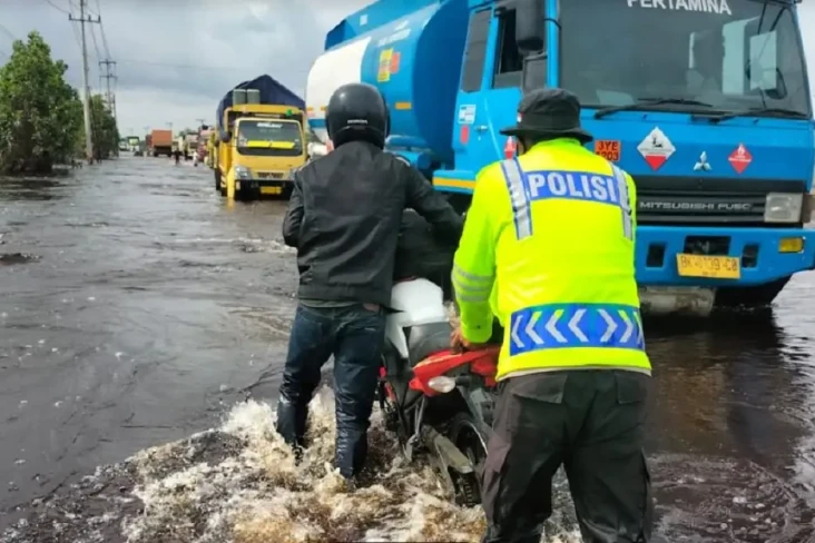 Jalan Lintas Riau-Jambi...