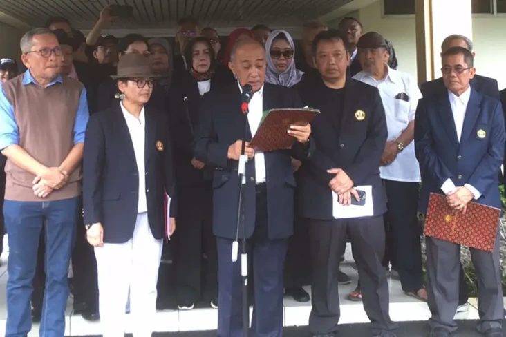 IKA Unpad: Petisi ke...