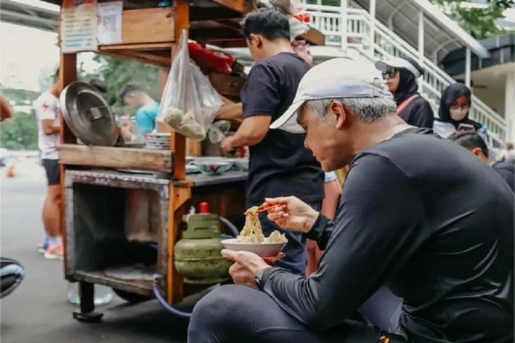 Ganjar Pranowo Makan...