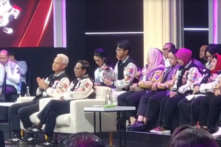 Ganjar-Mahfud Kenakan...