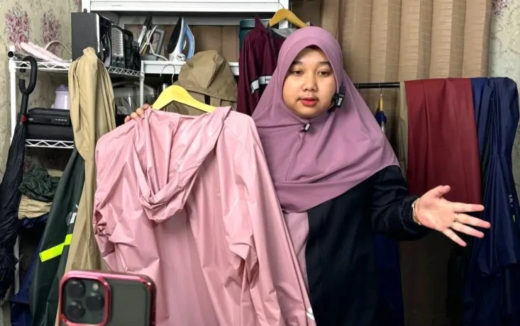 Lewat Shopee Affiliate...