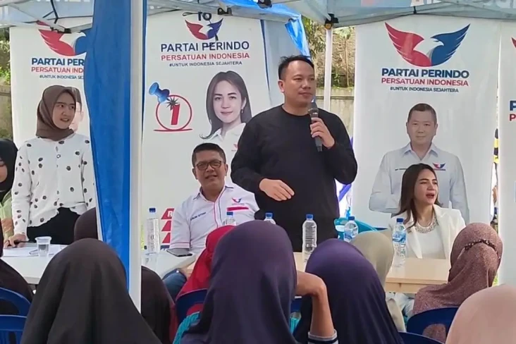 Vicky Prasetyo Hadiri...
