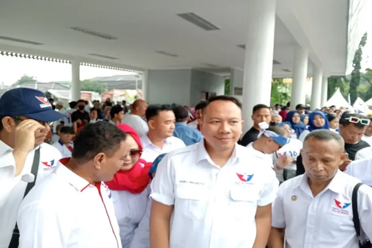Warga Hujan-hujanan...