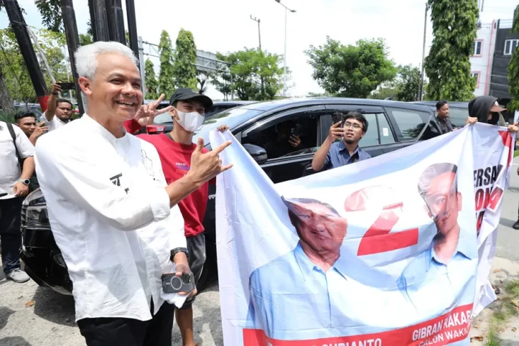 Dihadang Pendukung Prabowo...